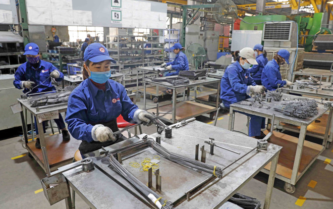 Công nhân sản xuất tại Công ty Xuân Hòa. (Ảnh: Trần Việt/TTXVN) Môi trường lao động an toàn: Động lực thúc đẩy phát triển bền vững ảnh 1