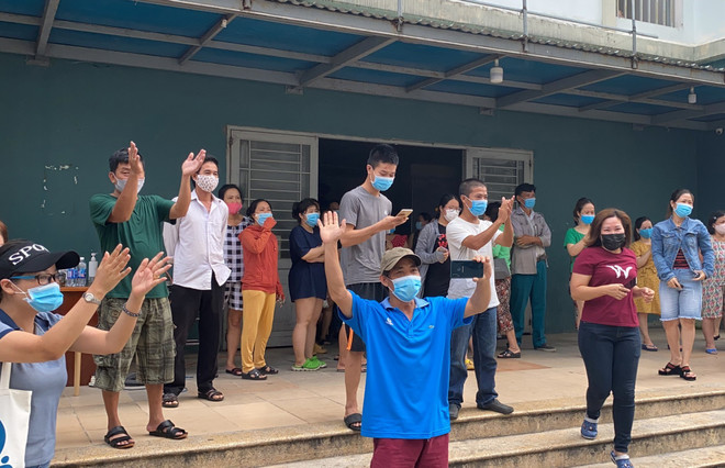 [Photo] COVID-19: Đà Nẵng gỡ phong tỏa khu cách ly Chung cư 12T3 ảnh 3