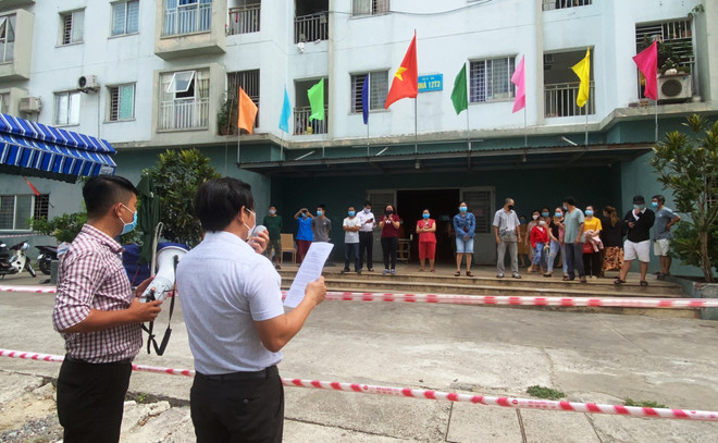 [Photo] COVID-19: Đà Nẵng gỡ phong tỏa khu cách ly Chung cư 12T3 ảnh 2