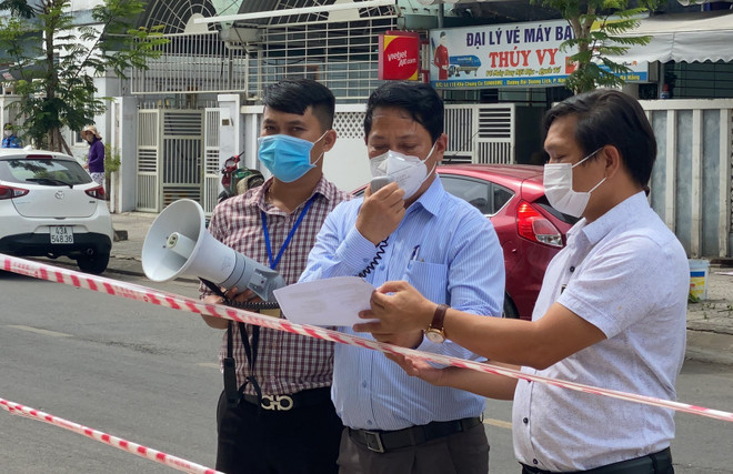 [Photo] COVID-19: Đà Nẵng gỡ phong tỏa khu cách ly Chung cư 12T3 ảnh 4