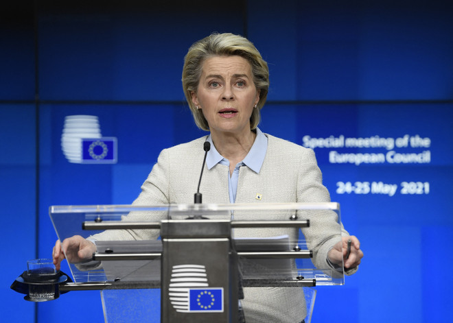 Chủ tịch Ủy ban châu Âu (EC) Ursula von der Leyen nêu rõ EU đã đạt được "những bước tiến ổn định về công tác tiêm chủng", theo đó cho phép mở cửa trở lại du lịch. (Ảnh: AFP/TTXVN) Chứng nhận kỹ thuật số về COVID - ''chìa khóa'' mở cửa châu Âu? ảnh 1