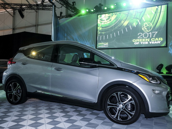 Một chiếc Chevrolet Bolt EV được trưng bày tại Triển lãm ô tô Los Angeles ở bang California, Mỹ. (Nguồn: THX/TTXVN) Xe chạy pin nhiên liệu hydro tiếp tục phát triển mạnh trong tương lai ảnh 1