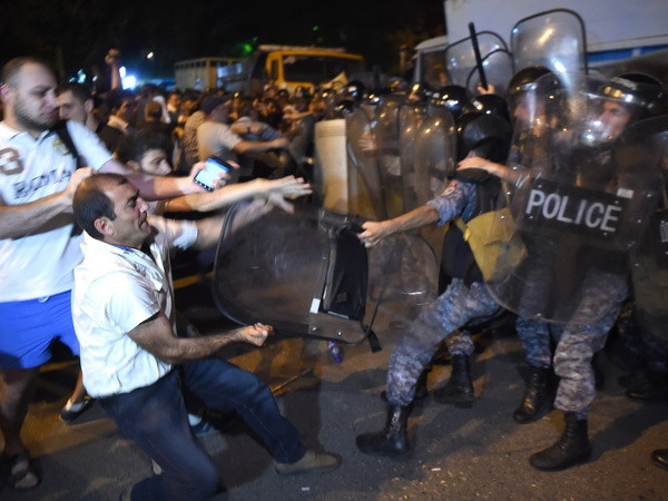 Bạo loạn tại Armenia: Hai con tin cuối cùng đã được thả ảnh 1
