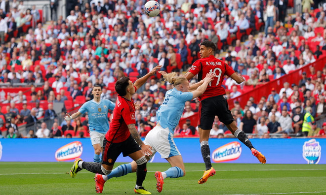 Haaland ngã trong vòng cấm của M.U. (Nguồn: Guardian) manchester_City-vs_Man_United_2505.jpg