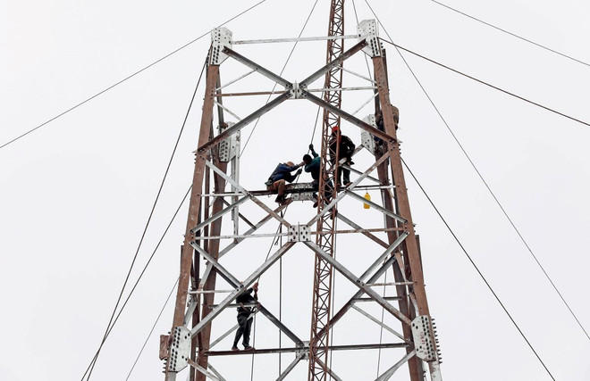 Tuyến đường dây 500kV mạch 3 đi qua tỉnh Ninh Bình có chiều dài 7,83km. (Ảnh: Huy Hùng/TTXVN) ttxvn_duong_day_500kv_mach_3_tu_thanh_hoa_den_hung_yen_2505.jpg