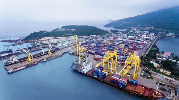 Bốc xếp hàng hóa tại một cảng biển Việt Nam. (Ảnh: CTV/Vietnam+) Cước vận tải biển tăng phi mã: Doanh nghiệp lao đao, hãng tàu vớ bẫm ảnh 1