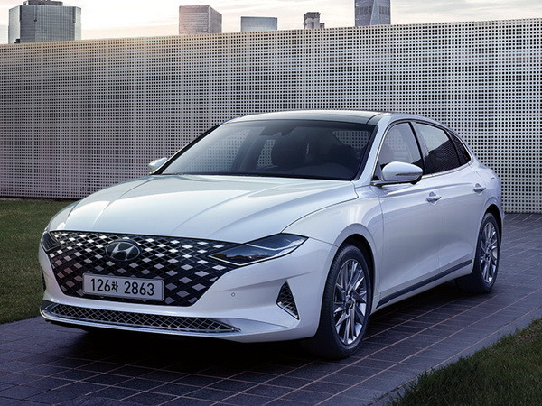 Grandeur Hybrid của Hyundai Motor ra mắt năm 2013 là mẫu xe "xanh" bán chạy nhất. (Nguồn: hyundai.com) Doanh số xe thân thiện với môi trường của Hyundai đã vượt mốc 1 triệu ảnh 1