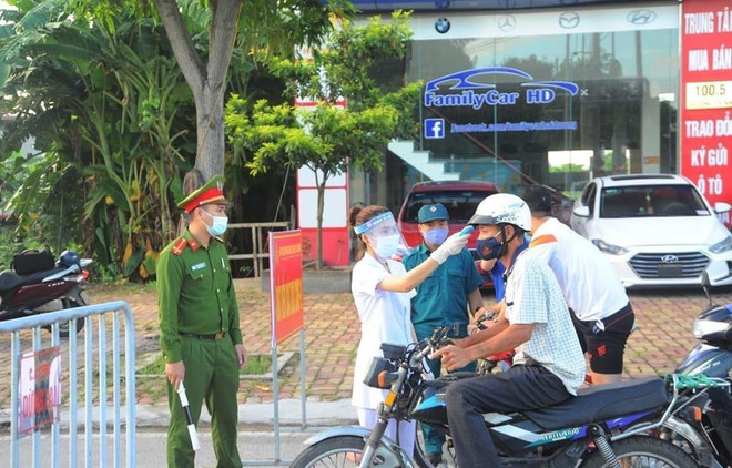 Một chốt kiểm soát người ra vào thành phố Hải Dương tại chốt kiểm tra trên đường Trường Chinh. (Ảnh: Mạnh Minh/TTXVN) Quốc lộ 5 hạn chế triệt để xe lưu thông để chống dịch COVID-19 ảnh 1