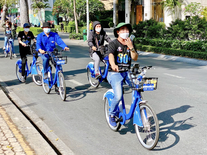 Các đoàn viên, thanh niên tình nguyện tham gia hoạt động đạp xe vì môi trường tại chương trình. (Ảnh: Hồng Giang/TTXVN) Gần 500 thanh niên tham gia khởi động Chiến dịch Giờ Trái Đất năm 2022 ảnh 1