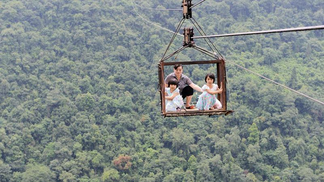 Cả làng bất chấp nguy hiểm di chuyển bằng "cáp treo lồng sắt" ảnh 1