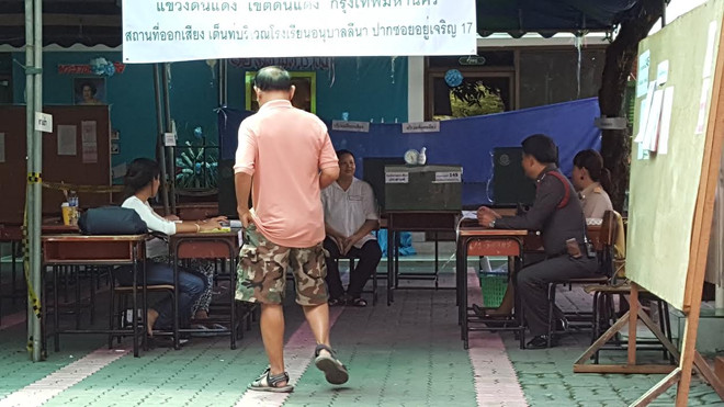 [Photo] Cử tri Thái Lan bắt đầu trưng cầu dân ý về Hiến pháp mới ảnh 2