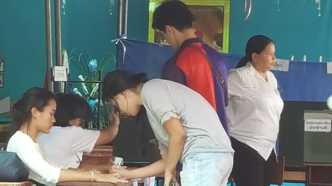 [Photo] Cử tri Thái Lan bắt đầu trưng cầu dân ý về Hiến pháp mới ảnh 4