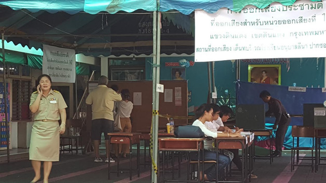 [Photo] Cử tri Thái Lan bắt đầu trưng cầu dân ý về Hiến pháp mới ảnh 3