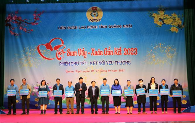 Trao Mái ấm Công đoàn cho 45 đoàn viên công đoàn. (Ảnh: Đinh Hương/TTXVN) Quảng Ngãi: Trao 600 suất quà tặng gia đình có hoàn cảnh khó khăn ảnh 1