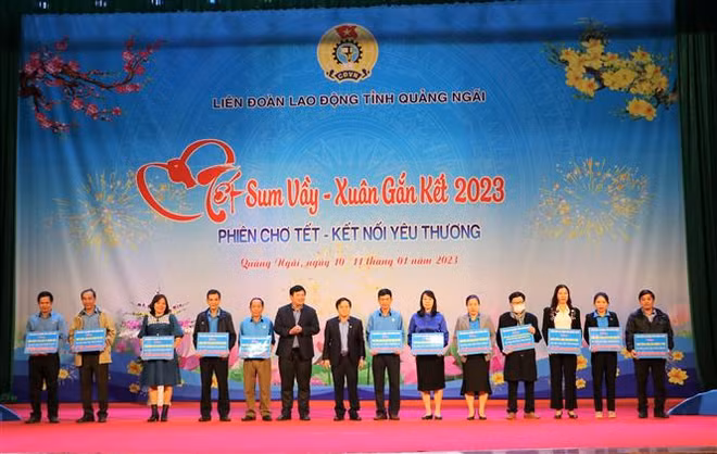 Quảng Ngãi: Trao 600 suất quà tặng gia đình có hoàn cảnh khó khăn ảnh 1