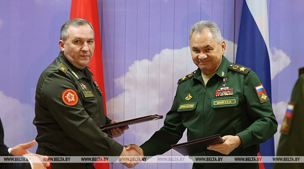 Bộ trưởng Quốc phòng Belarus Viktor Khrenin (trái) và người đồng cấp Nga Sergei Shoigu đã ký kết sửa đổi một thỏa thuận về điều khoản chung đảm bảo an ninh khu vực. (Nguồn: Belta) Vai trò của hội nhập Á-Âu đối với nước Nga trong bối cảnh hiện tại ảnh 3