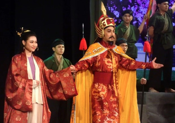 Một cảnh trong vở Tình sử Thăng Long. 2304sankhaukich2.jpg