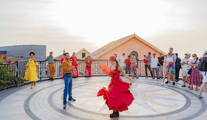 Các vũ điệu nên thơ và lãng mạn tại Sunset Town. (Nguồn: Sun Group) Sunset Town ở đảo Phú Quốc - Điểm đến lãng mạn bậc nhất thế giới ảnh 3