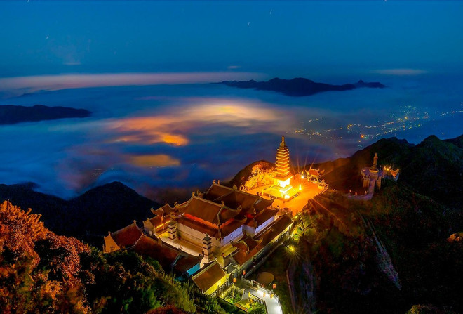 Đỉnh thiêng Fansipan lung linh trong đêm. Ngàn hoa đăng thắp sáng đỉnh thiêng Fansipan trong lễ Phật đản 2023 ảnh 1