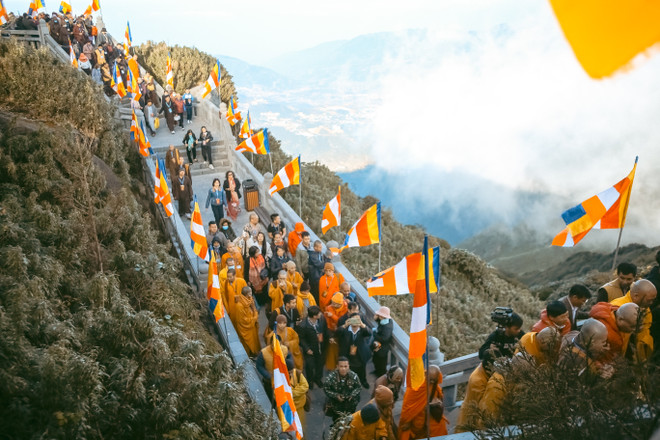 Đại lễ cầu quốc thái dân an tại Fansipan năm 2020. Ngàn hoa đăng thắp sáng đỉnh thiêng Fansipan trong lễ Phật đản 2023 ảnh 2