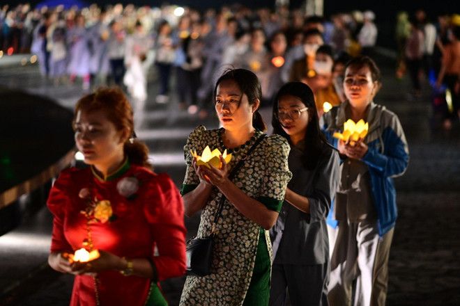 Lễ dâng đăng được Sun Group tổ chức tại núi Bà Đen, Tây Ninh 2023. Ngàn hoa đăng thắp sáng đỉnh thiêng Fansipan trong lễ Phật đản 2023 ảnh 3