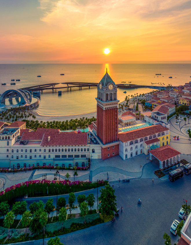 Sunset Town được xem là một trong những điểm ngắm hoàng hôn đẹp nhất thế giới. (Ảnh: Nguyễn Minh Tú/Vietnam+) Sunset Town ở đảo Phú Quốc - Điểm đến lãng mạn bậc nhất thế giới ảnh 2