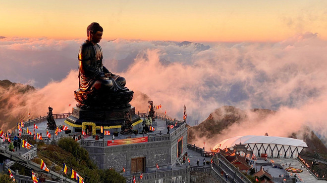 Đại tượng Phật A Di Đà từ bi giữa đất trời. Ngàn hoa đăng thắp sáng đỉnh thiêng Fansipan trong lễ Phật đản 2023 ảnh 4