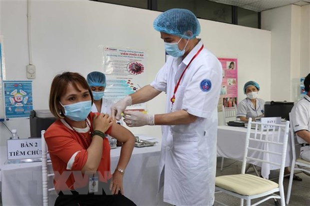 Tiêm vaccine phòng COVID-19 cho công nhân tại khu công nghiệp Bắc Ninh. (Ảnh: Thái Hùng/TTXVN) Dịch COVID-19: Bắc Ninh cho phép lao động ngoại tỉnh về làm việc ảnh 1