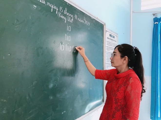 Bến Tre: Nhà giáo ưu tú gắn bó cả đời với học sinh xã đảo Giồng Trôm ảnh 1