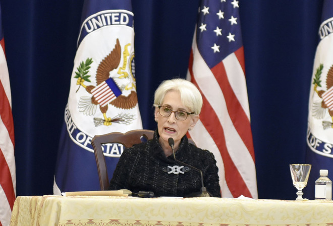 Thứ trưởng Ngoại giao Mỹ Wendy Sherman phát biểu họp báo sau cuộc hội đàm với những người đồng cấp Hàn Quốc và Nhật Bản ở Washington ngày 17/11/2021. (Ảnh: Kyodo/TTXVN) Mỹ, Nhật Bản nhấn mạnh quan hệ hợp tác ba bên với Hàn Quốc ảnh 1