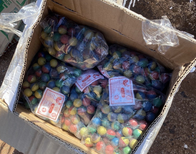 Lào Cai: Bắt giữ nửa tấn pháo nổ và gần 400 cây thuốc lá lậu ảnh 1