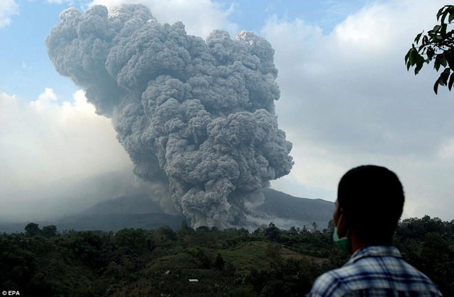 [Photo] Núi lửa Sinabung tạo ra cảnh tượng đáng sợ khi phun trào ảnh 6