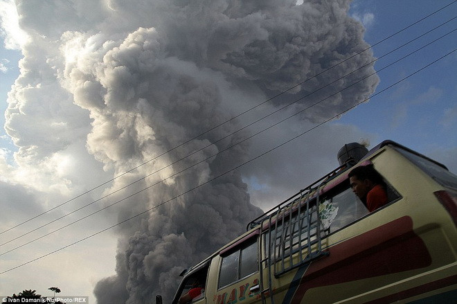 [Photo] Núi lửa Sinabung tạo ra cảnh tượng đáng sợ khi phun trào ảnh 8