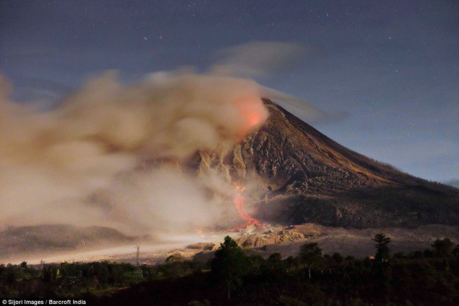 [Photo] Núi lửa Sinabung tạo ra cảnh tượng đáng sợ khi phun trào ảnh 3