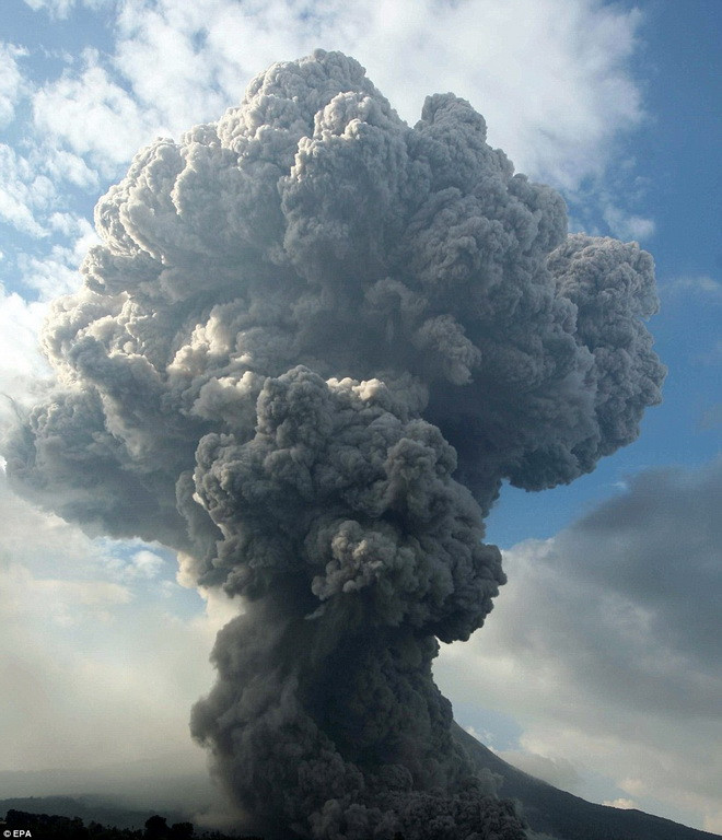 [Photo] Núi lửa Sinabung tạo ra cảnh tượng đáng sợ khi phun trào ảnh 7