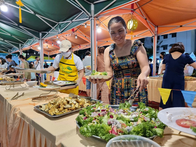 Không gian ẩm thực tại phố đi thu hút người dân tham gia. (Ảnh: Nguyễn Thành/TTXVN) ttxvn_pho di bo phan rang 2.jpg