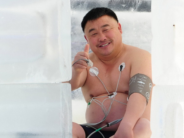 Một thí sinh tại cuộc thi. (Nguồn: AFP/ TTXVN) Chịu đựng 48 giờ không ăn, ngồi trong đá lạnh để lập kỷ lục ảnh 2