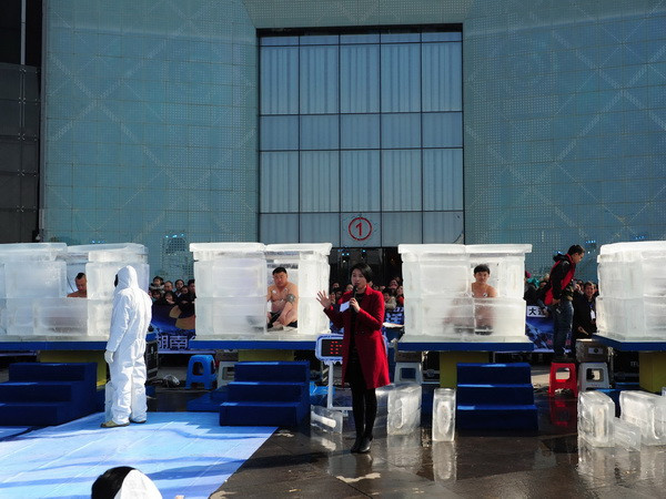 Người dân theo dõi các thí sinh tham gia cuộc thi. (Nguồn: AFP/ TTXVN) Chịu đựng 48 giờ không ăn, ngồi trong đá lạnh để lập kỷ lục ảnh 3