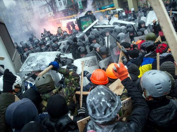 Xung đột giữa cảnh sát và người biểu tình tại Kiev. (Nguồn: AFP/TTXVN) Thủ tướng Ukraine: "Tình hình ở Kiev đã được kiểm soát" ảnh 1