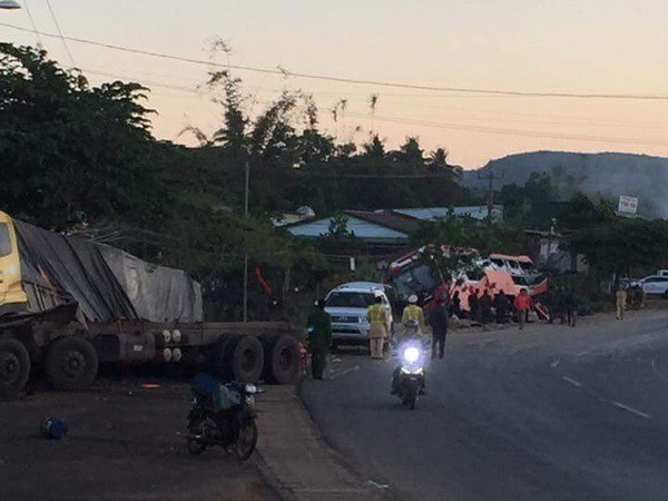 Xe khách đâm vào vách núi, 2 người chết, 21 người bị thương ảnh 1