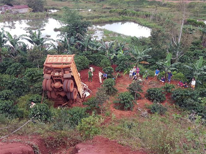 Xe ben lao xuống lòng kè thủy điện, tài xế tử vong tại chỗ ảnh 1