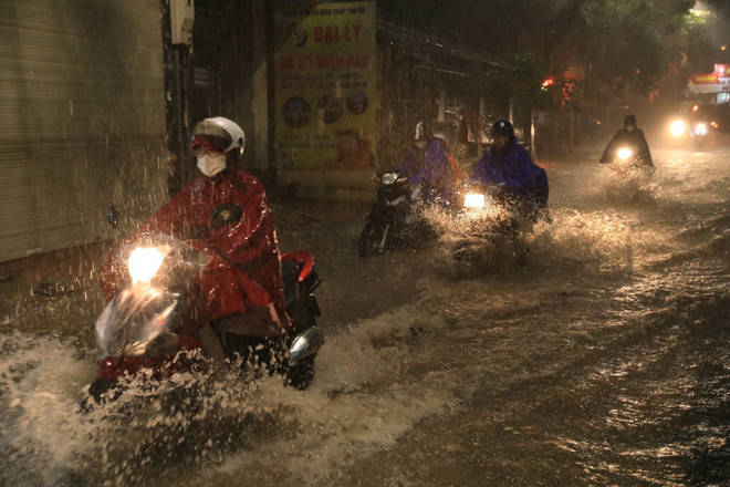 Hà Nội: Đang ngập nhiều khu vực thuộc nội thành do mưa lớn ảnh 1