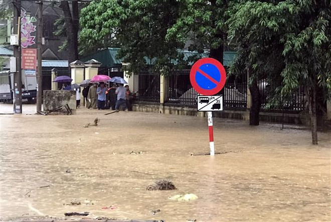 Nghệ An: Lũ quét gây ngập lụt ở thị trấn Mường Xén, huyện Kỳ Sơn ảnh 1