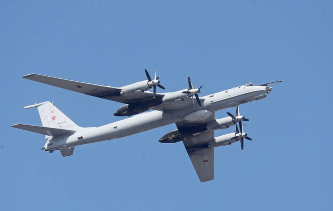 Nga điều máy bay chống ngầm Tu-142 giám sát trên Biển Đen ảnh 1