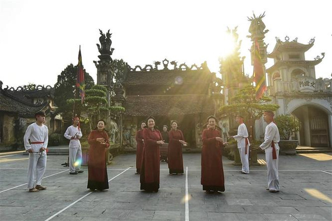Biểu diễn Hát xoan làng cổ tại đình cổ Hùng Lô, Phú Thọ. (Ảnh: Minh Quyết/TTXVN) Hát Xoan Phú Thọ - Những khúc dân ca cổ xưa nhất của người Việt ảnh 1