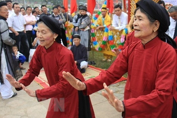 Điệu múa Hát Xoan truyền thống do các nghệ nhân tỉnh Phú Thọ trình diễn. (Ảnh: TTXVN) Hát Xoan Phú Thọ - Những khúc dân ca cổ xưa nhất của người Việt ảnh 3