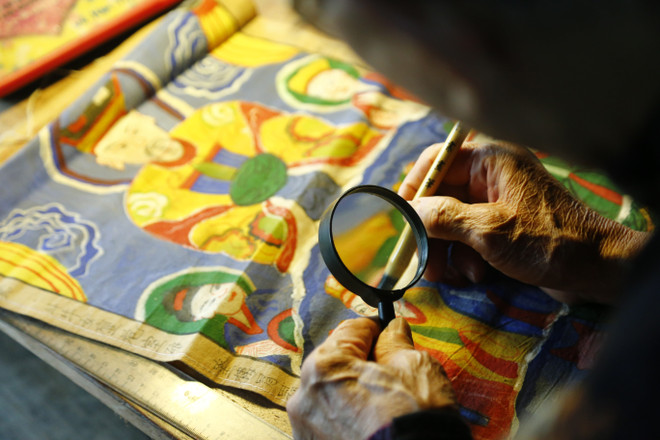 Nghệ nhân gìn giữ nét đẹp văn hóa trong tranh thờ của người Dao ảnh 1