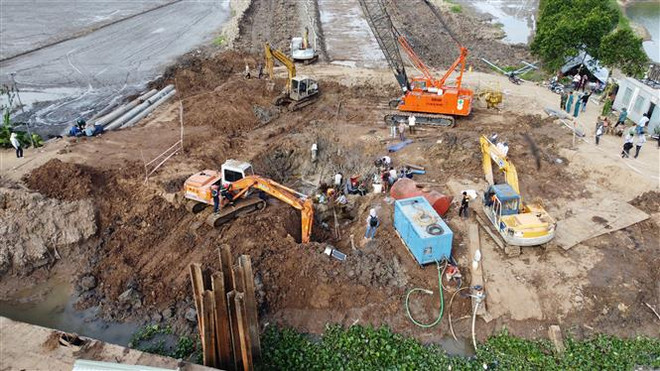 Thủ tướng chỉ đạo tập trung cứu nạn cháu bé rơi xuống ống cọc bêtông ảnh 1