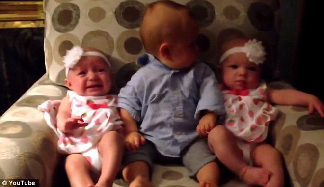 Cậu bé 2 tuổi nghệt mặt khi nhìn thấy hai cô em gái sinh đôi ảnh 3