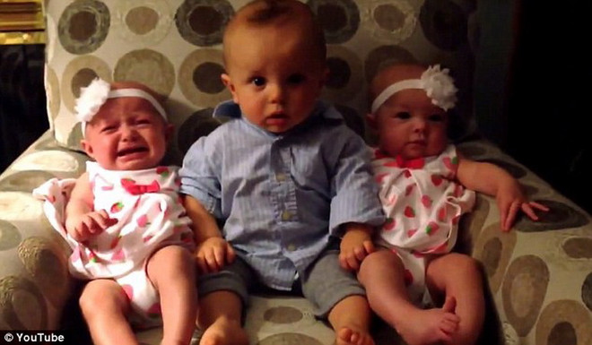 Cậu bé 2 tuổi nghệt mặt khi nhìn thấy hai cô em gái sinh đôi ảnh 1